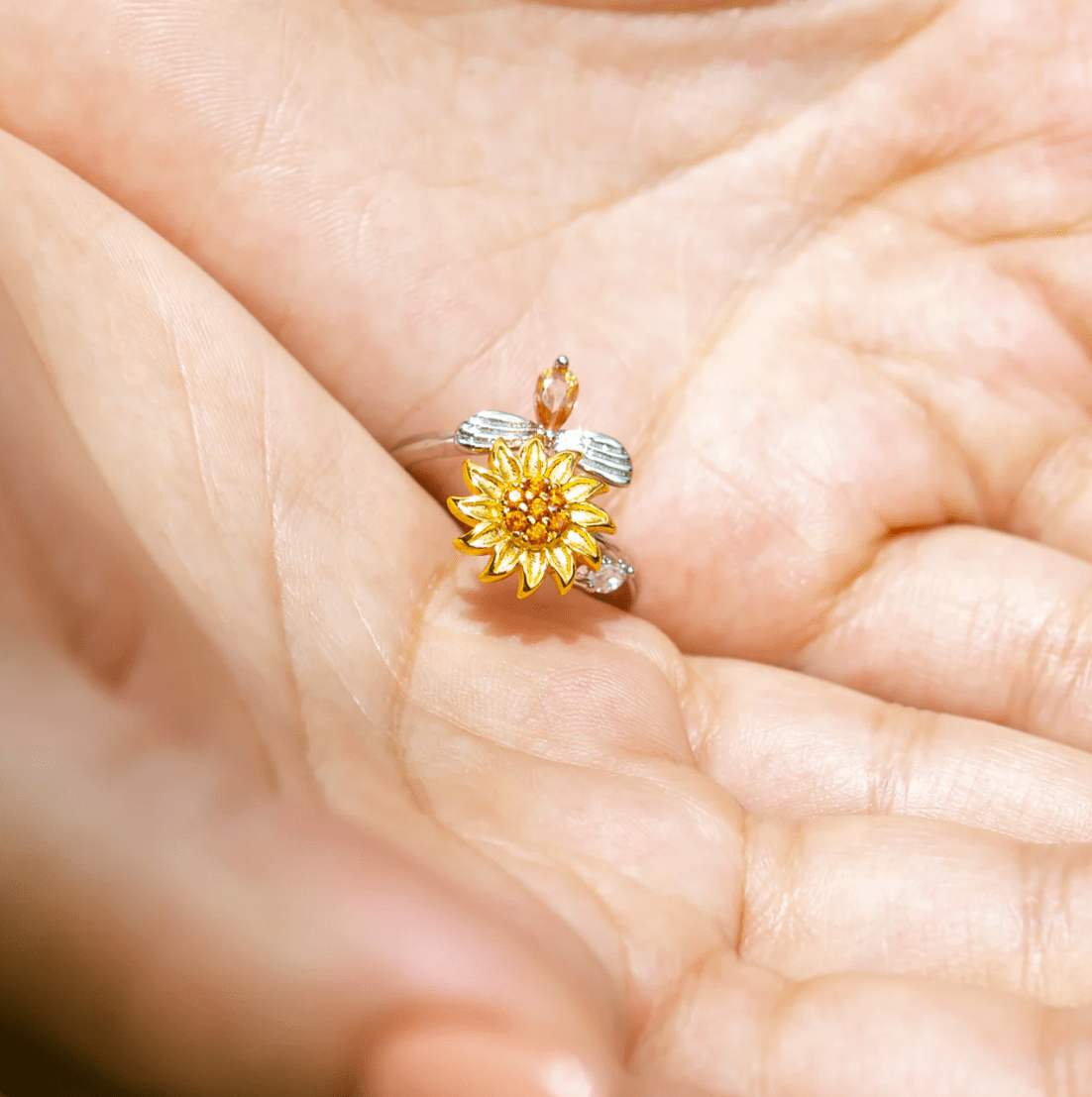 Flower Spinning Bee Ring