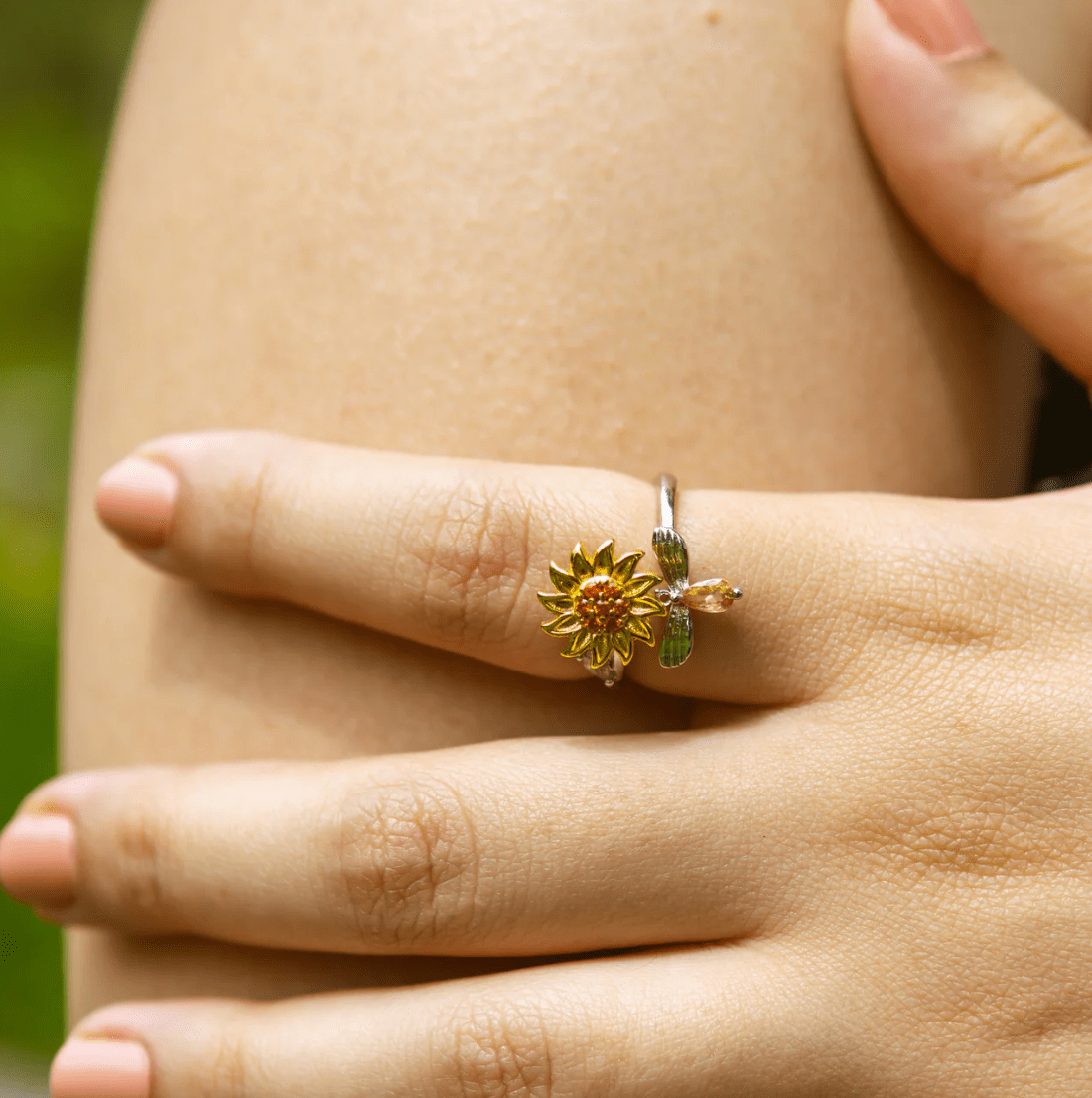 Flower Spinning Bee Ring